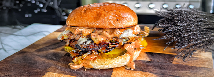 Jakie mięso wybrać na smash burgera? Sezonowana wołowina, proporcja tłuszczu i technika kulek