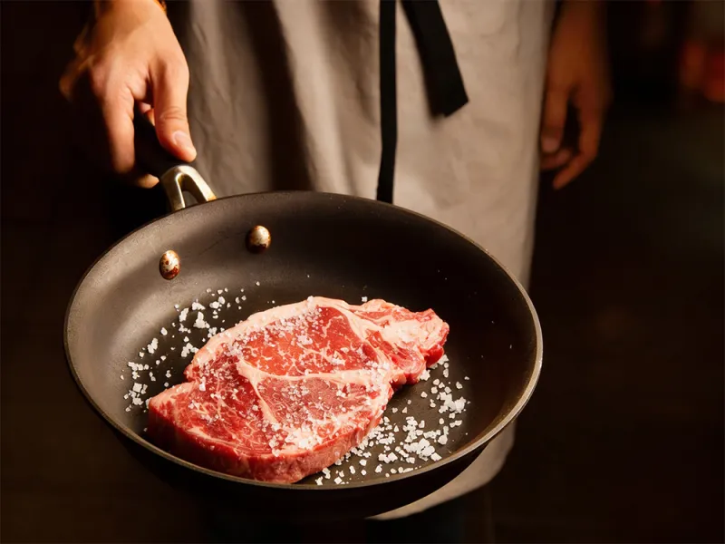 STEK NA PATELNI: TEMPERATURY, STOPNIE WYSMAŻENIA I 10 BŁĘDÓW